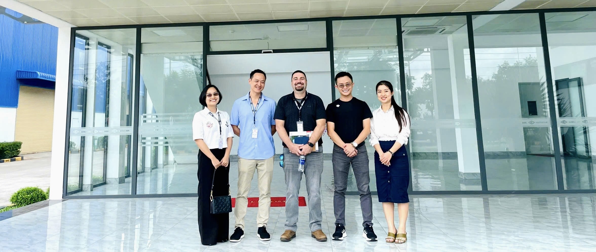 HUYNH DUC WELCOMES HOLMAN FOR A FACTORY TOUR